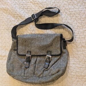 Herringbone, lined, adjustable strap pockets, zippers, messenger bag